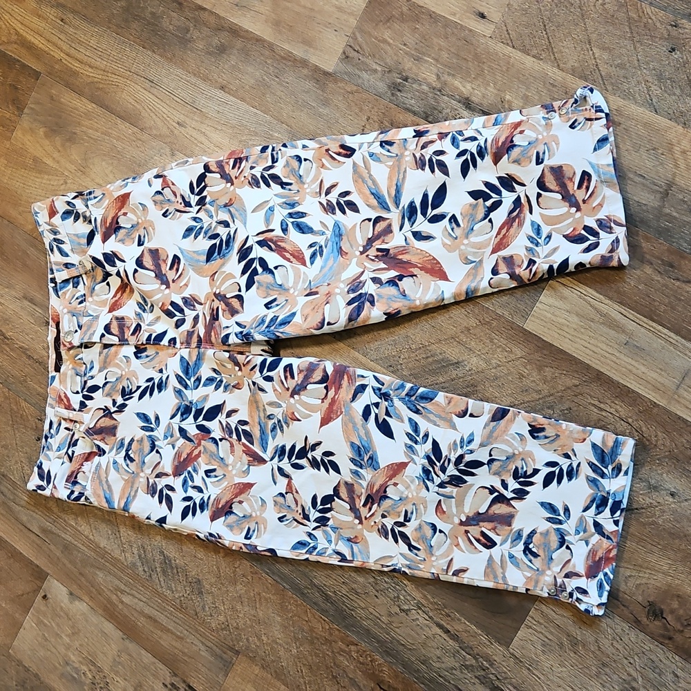 👖Gloria Vanderbilt Multicolor Leaf Print Capri Pants